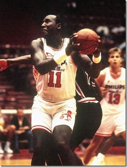 Darryl Dawkins con sullo sfondo Davide Pessina